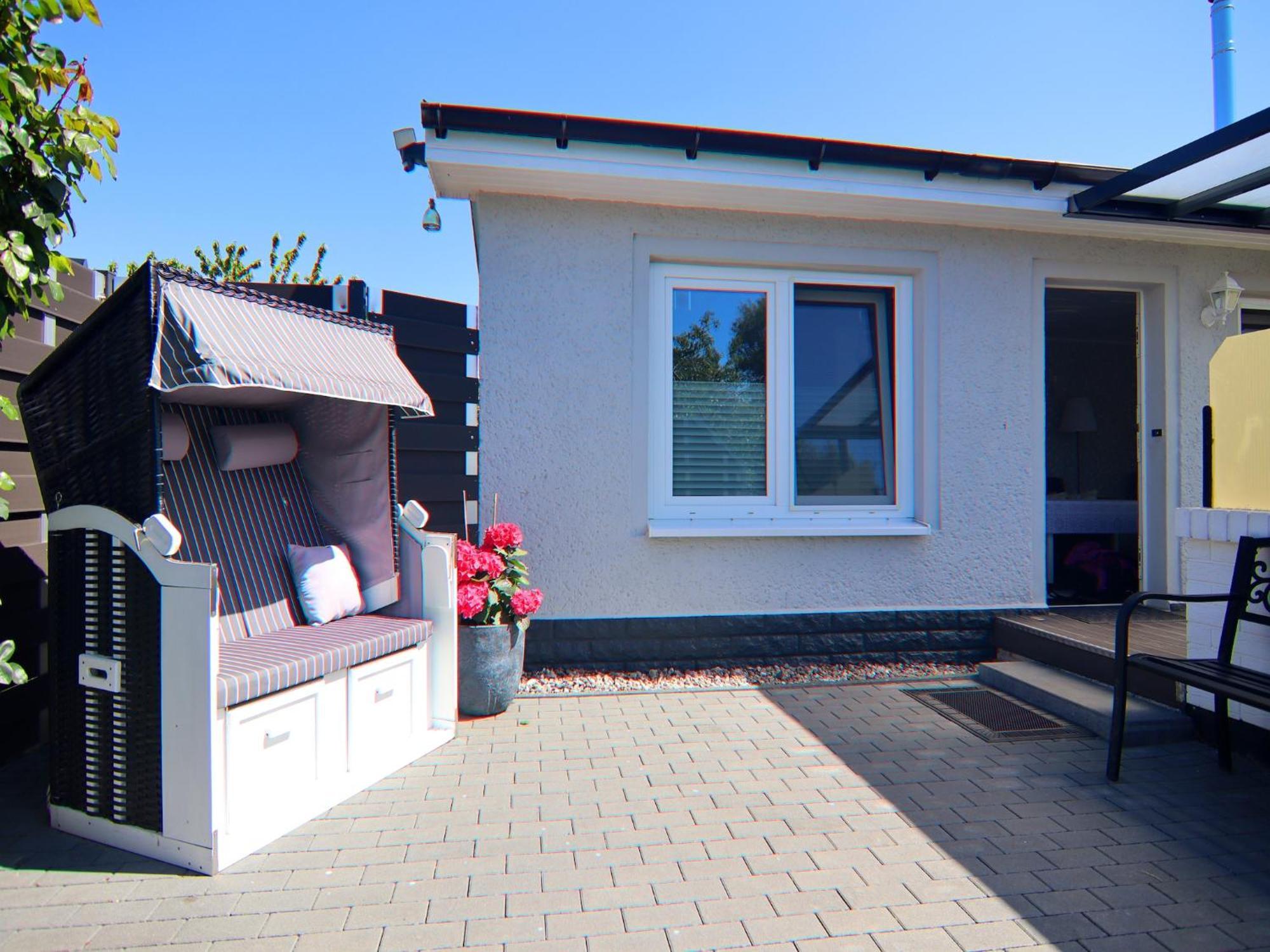 Serene Bungalow in Neubukow with Garden Exterior foto